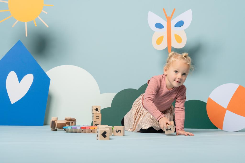 Meisje speelt met blokken en vlinder bij BijdeHandjes