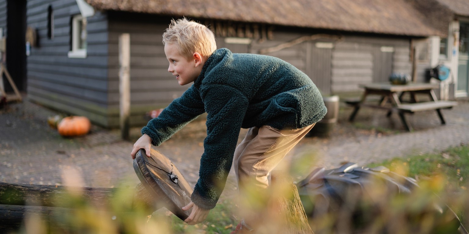 Kind speelt op houten auto