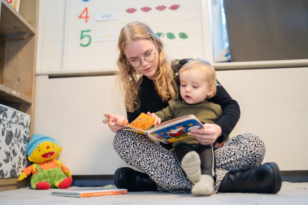 BijdeHandjes pedagogisch medewerker leest boek met kind